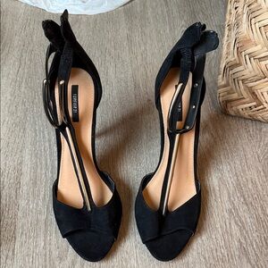 Black pumps